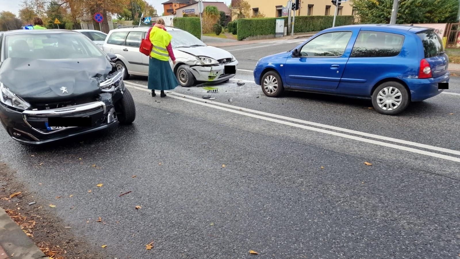 Zdjęcie w galerii na portalu naszraciborz.pl: Zderzenie trzech pojazdów przy klasztorze na Starowiejskiej [FOTO] wiadomości z regionu
