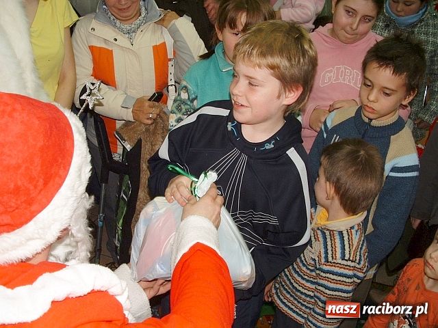 Zdjęcie w galerii na portalu naszraciborz.pl: Mikołaj w Stacji Caritas wiadomości z regionu
