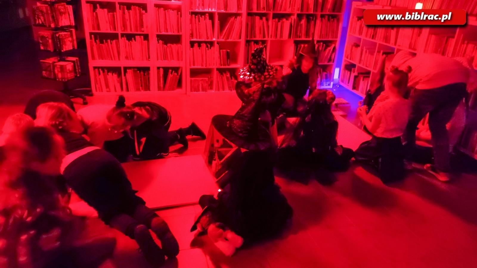 Zdjęcie w galerii na portalu naszraciborz.pl: Czytanie w ciemnościach, czyli jak pokazać dzieciom, że książki są strrrrrasznie fajne wiadomości z regionu