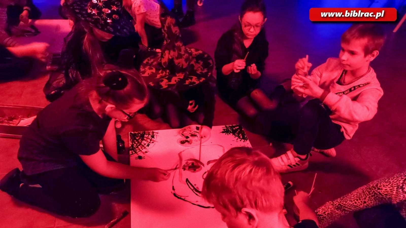 Zdjęcie w galerii na portalu naszraciborz.pl: Czytanie w ciemnościach, czyli jak pokazać dzieciom, że książki są strrrrrasznie fajne wiadomości z regionu