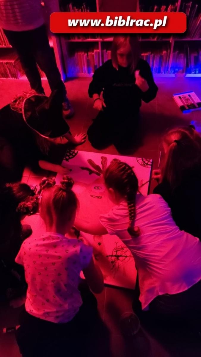 Zdjęcie w galerii na portalu naszraciborz.pl: Czytanie w ciemnościach, czyli jak pokazać dzieciom, że książki są strrrrrasznie fajne wiadomości z regionu