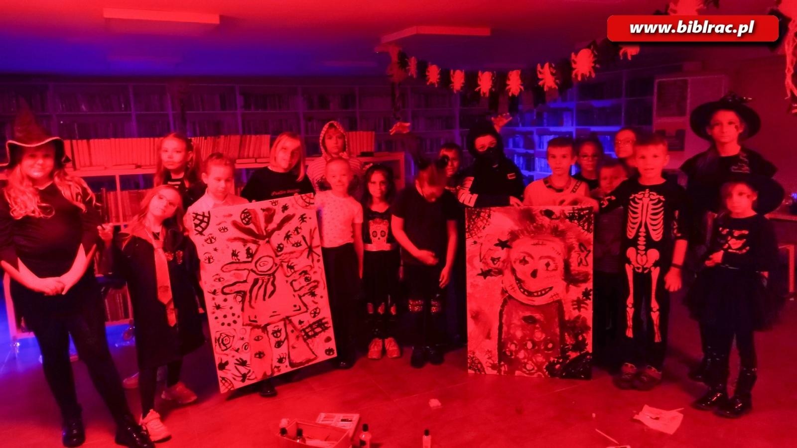 Zdjęcie w galerii na portalu naszraciborz.pl: Czytanie w ciemnościach, czyli jak pokazać dzieciom, że książki są strrrrrasznie fajne wiadomości z regionu