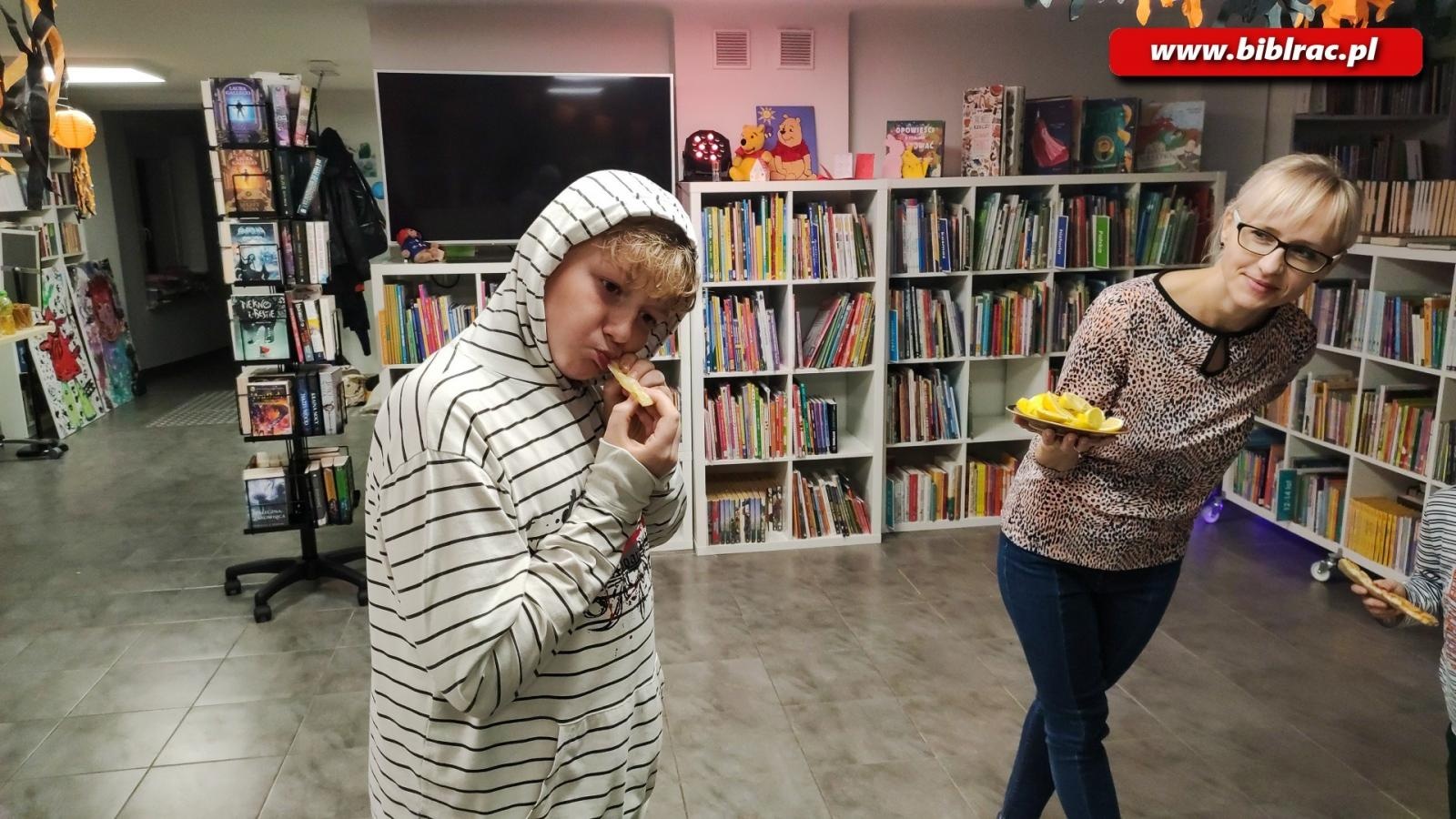 Zdjęcie w galerii na portalu naszraciborz.pl: Czytanie w ciemnościach, czyli jak pokazać dzieciom, że książki są strrrrrasznie fajne wiadomości z regionu