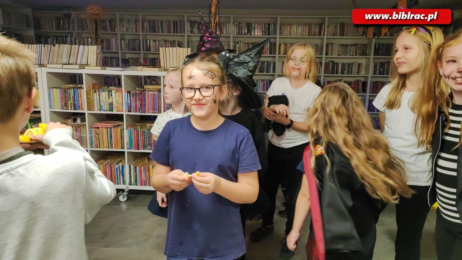 Zdjęcie w galerii na portalu naszraciborz.pl: Czytanie w ciemnościach, czyli jak pokazać dzieciom, że książki są strrrrrasznie fajne wiadomości z regionu