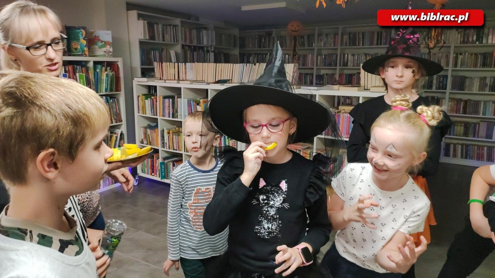 Zdjęcie w galerii na portalu naszraciborz.pl: Czytanie w ciemnościach, czyli jak pokazać dzieciom, że książki są strrrrrasznie fajne wiadomości z regionu