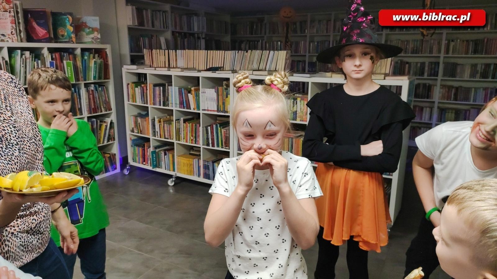 Zdjęcie w galerii na portalu naszraciborz.pl: Czytanie w ciemnościach, czyli jak pokazać dzieciom, że książki są strrrrrasznie fajne wiadomości z regionu