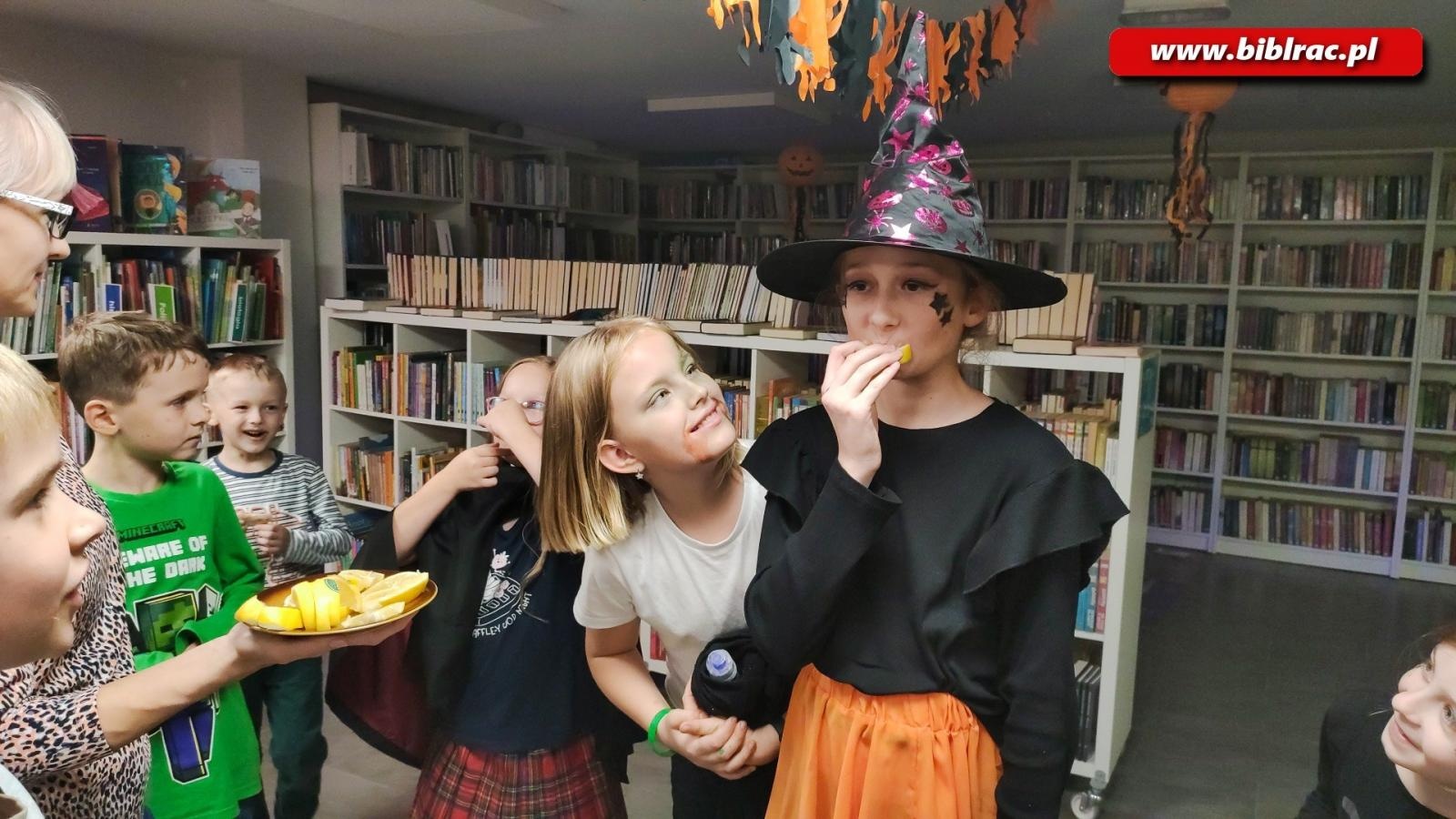 Zdjęcie w galerii na portalu naszraciborz.pl: Czytanie w ciemnościach, czyli jak pokazać dzieciom, że książki są strrrrrasznie fajne wiadomości z regionu