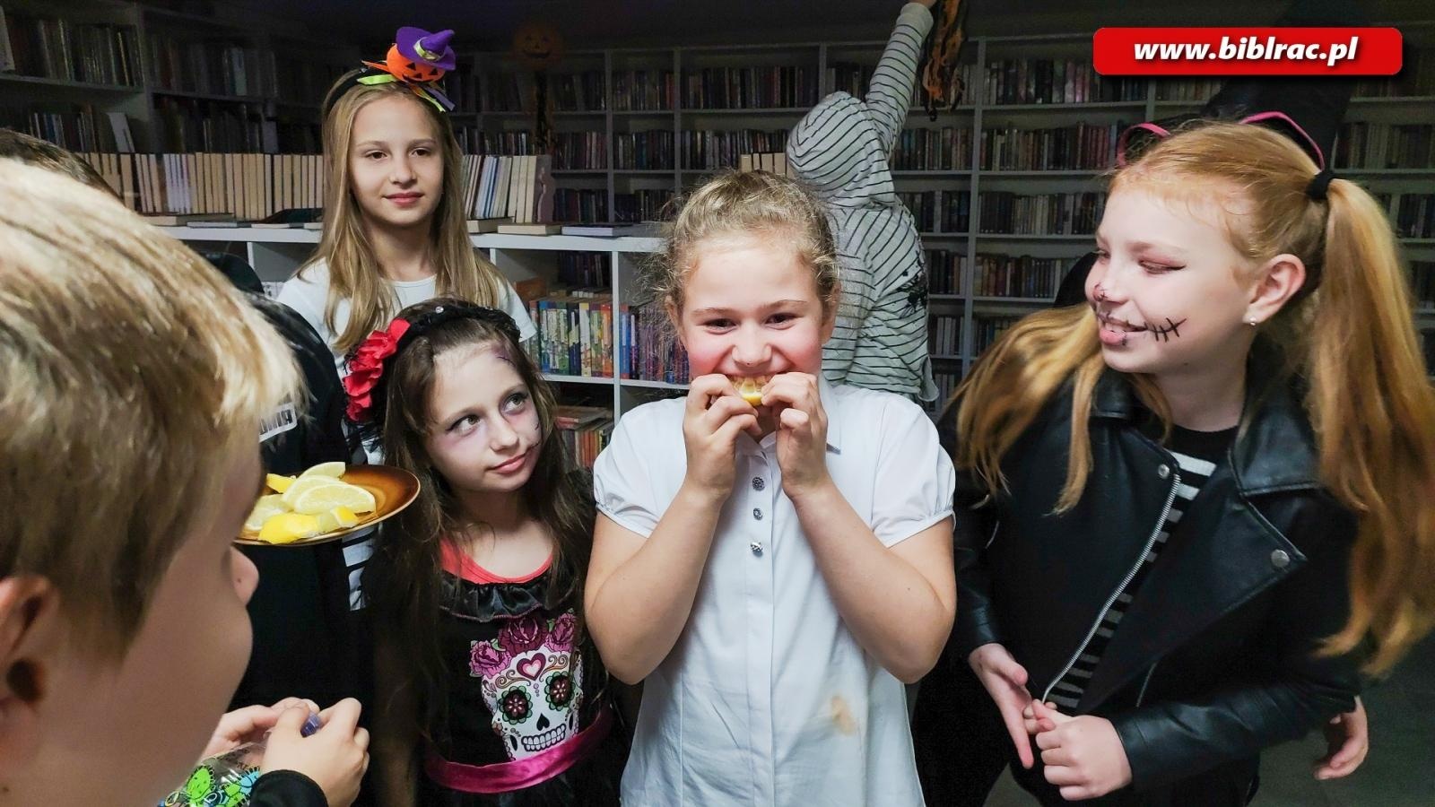 Zdjęcie w galerii na portalu naszraciborz.pl: Czytanie w ciemnościach, czyli jak pokazać dzieciom, że książki są strrrrrasznie fajne wiadomości z regionu