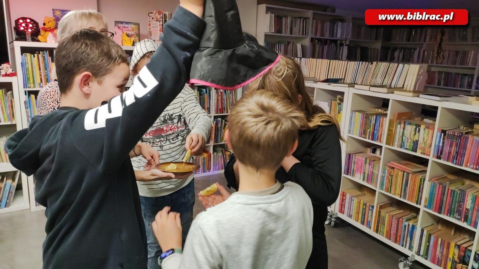 Zdjęcie w galerii na portalu naszraciborz.pl: Czytanie w ciemnościach, czyli jak pokazać dzieciom, że książki są strrrrrasznie fajne wiadomości z regionu