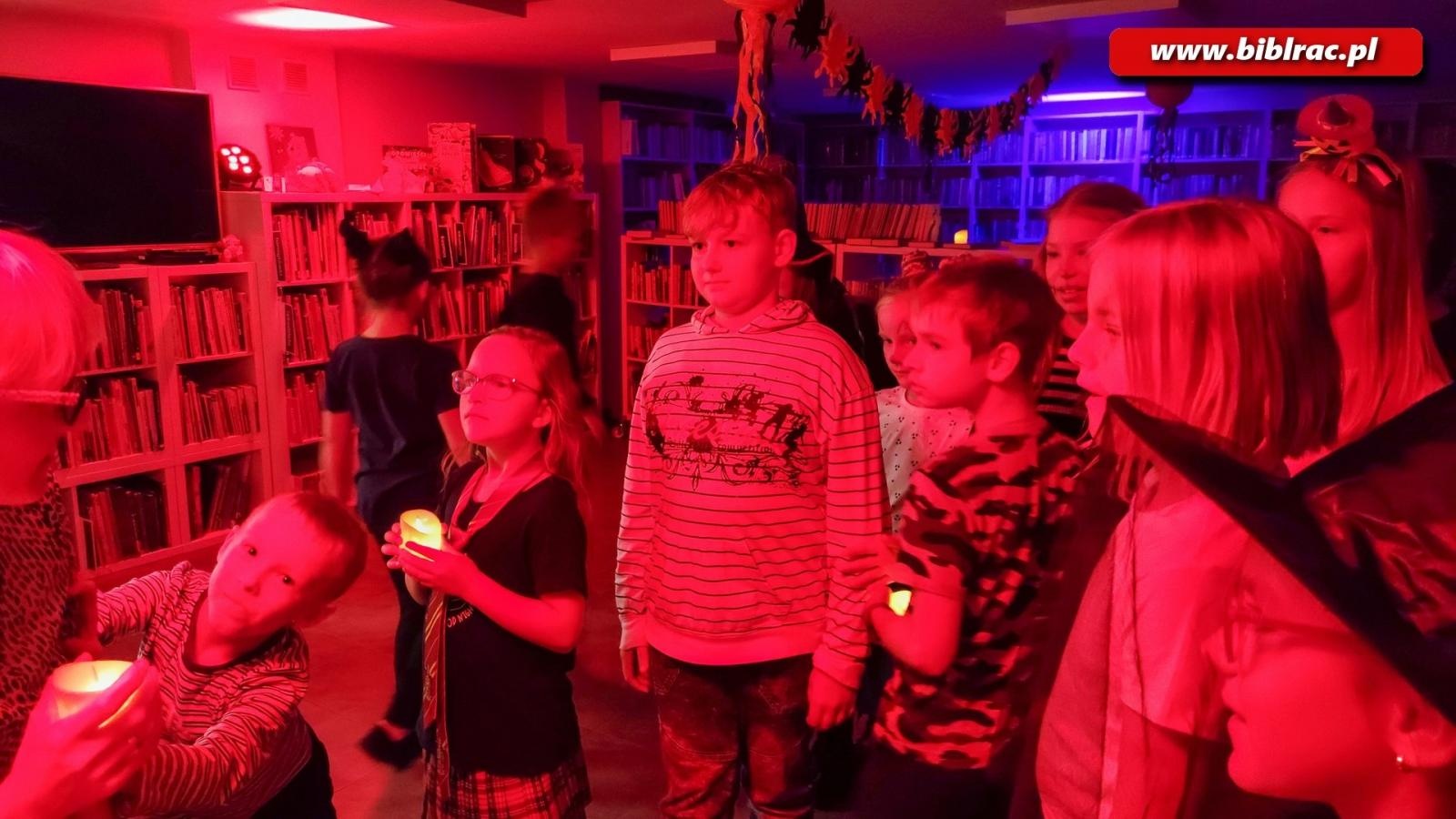 Zdjęcie w galerii na portalu naszraciborz.pl: Czytanie w ciemnościach, czyli jak pokazać dzieciom, że książki są strrrrrasznie fajne wiadomości z regionu