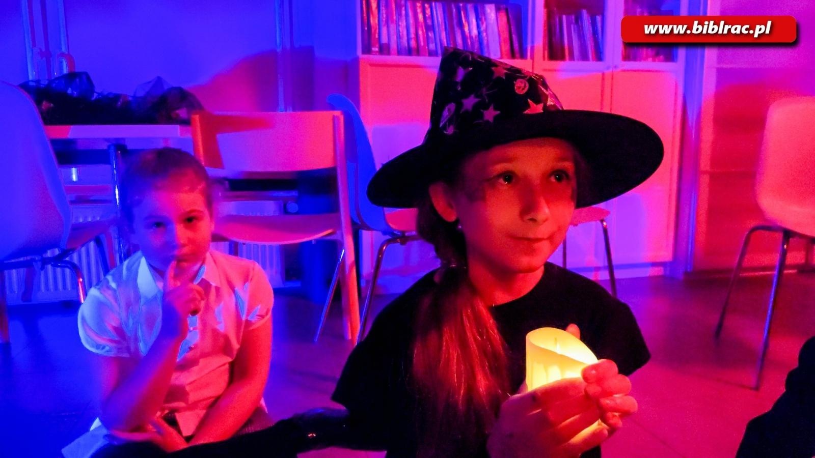 Zdjęcie w galerii na portalu naszraciborz.pl: Czytanie w ciemnościach, czyli jak pokazać dzieciom, że książki są strrrrrasznie fajne wiadomości z regionu