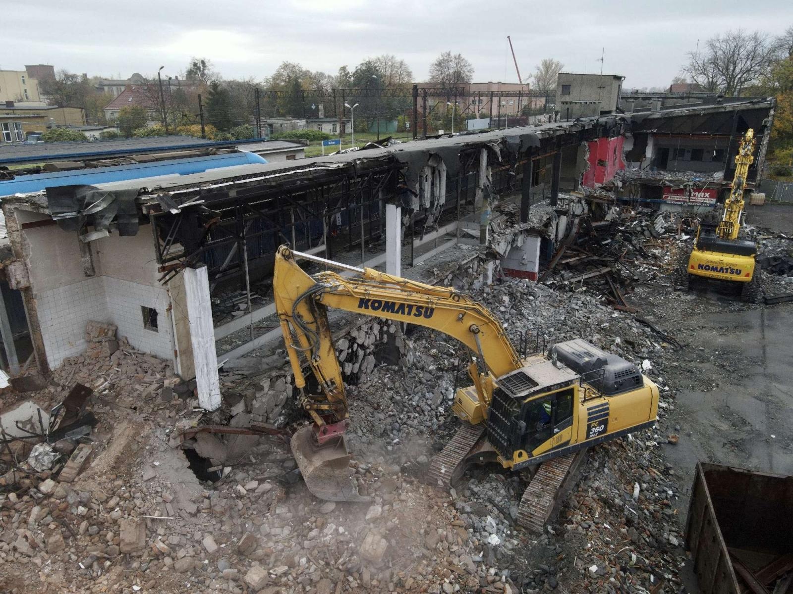 Zdjęcie w galerii na portalu naszraciborz.pl: Żegnamy stary dworzec. Bryła z czasów PRL-u znika z krajobrazu wiadomości z regionu
