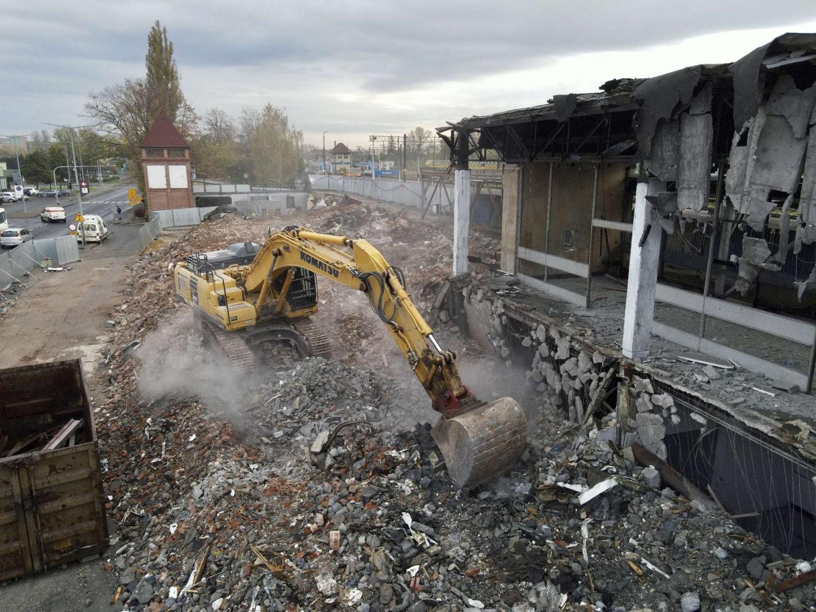 Zdjęcie w galerii na portalu naszraciborz.pl: Żegnamy stary dworzec. Bryła z czasów PRL-u znika z krajobrazu wiadomości z regionu