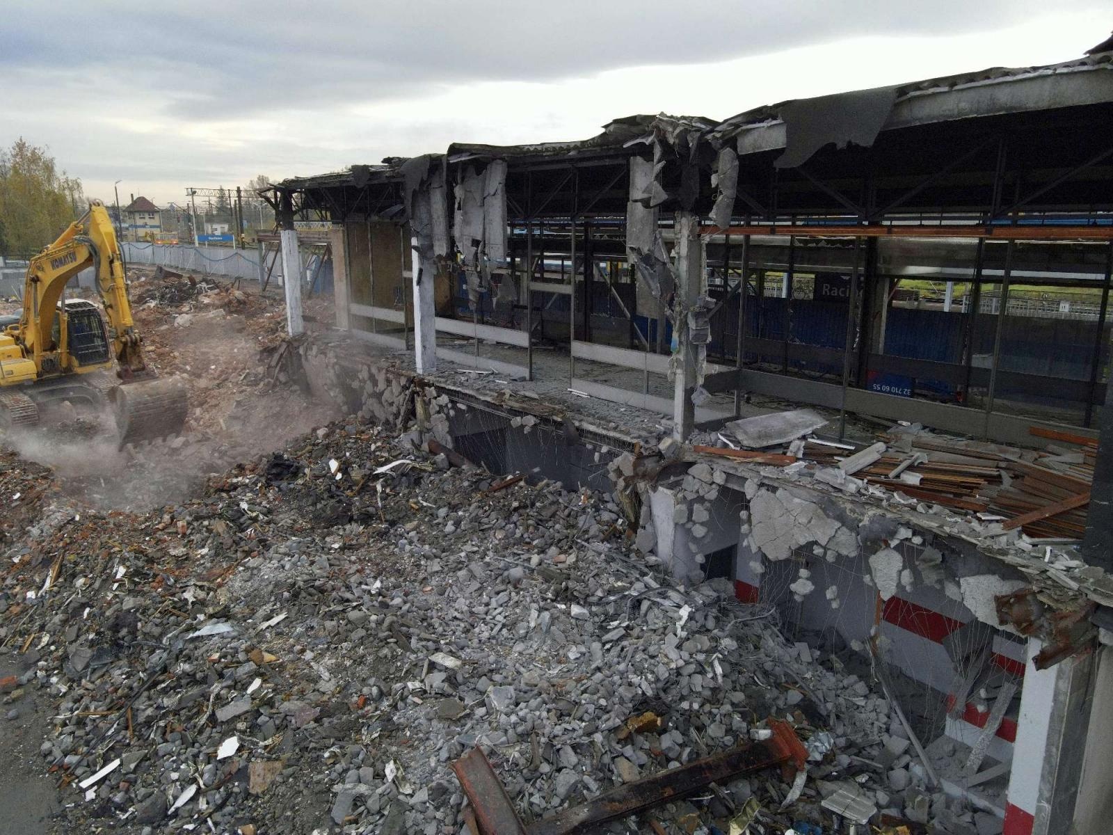 Zdjęcie w galerii na portalu naszraciborz.pl: Żegnamy stary dworzec. Bryła z czasów PRL-u znika z krajobrazu wiadomości z regionu