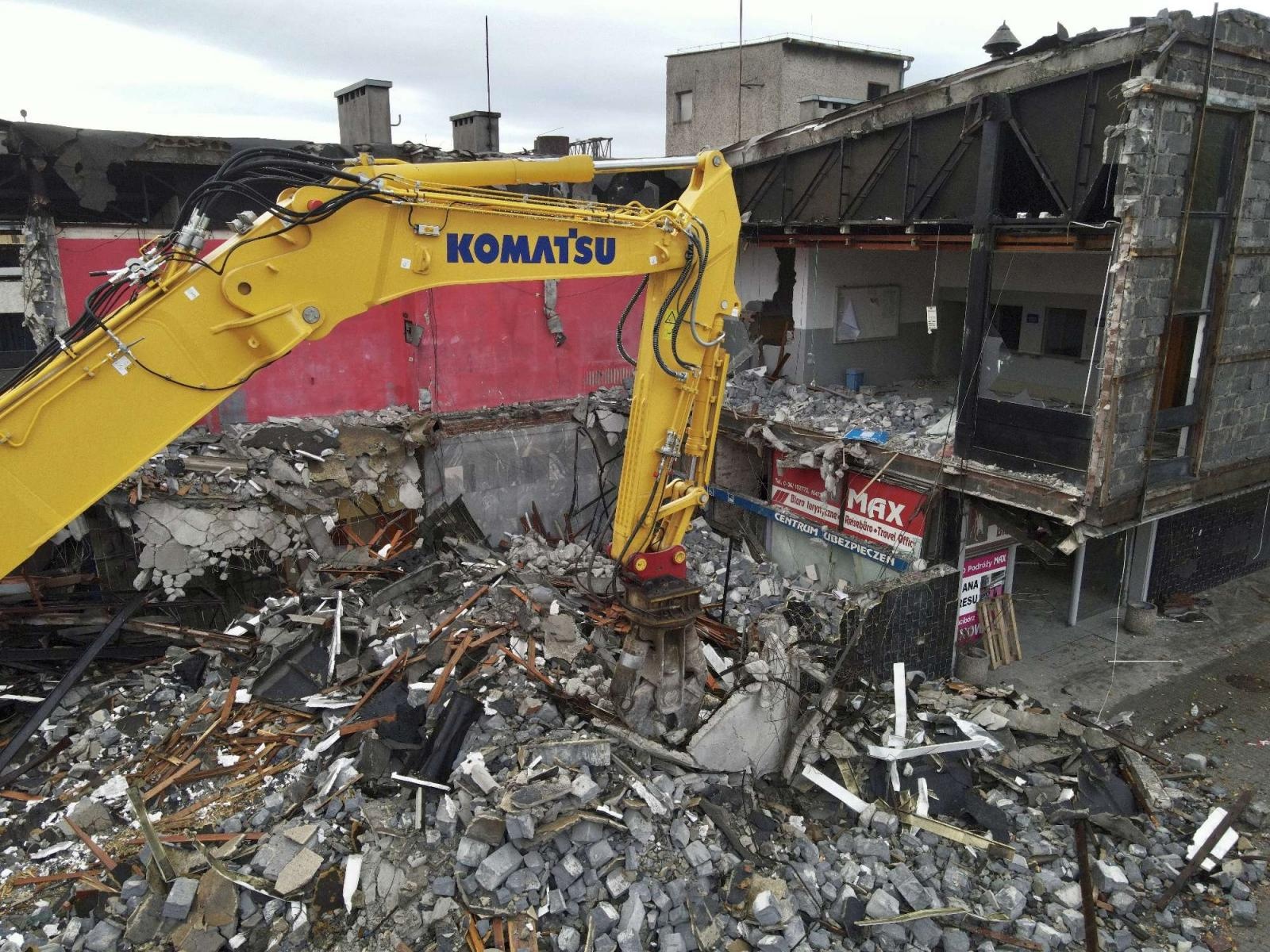 Zdjęcie w galerii na portalu naszraciborz.pl: Żegnamy stary dworzec. Bryła z czasów PRL-u znika z krajobrazu wiadomości z regionu