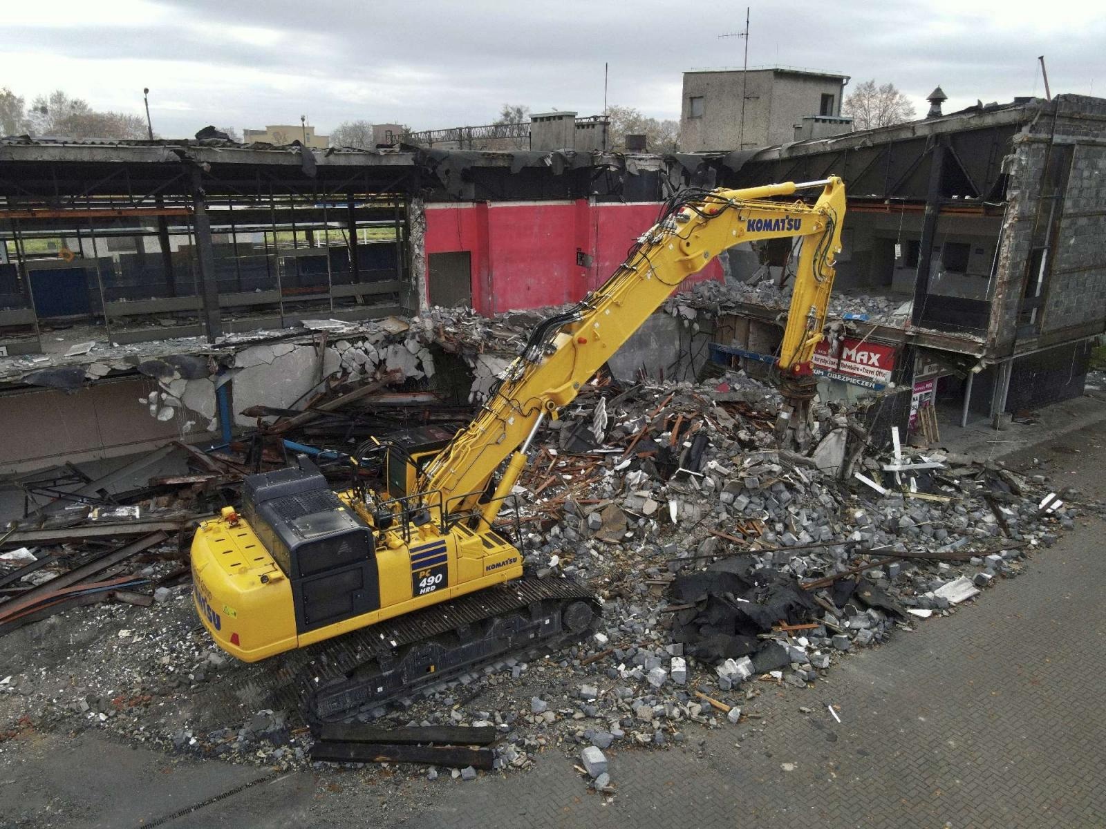 Zdjęcie w galerii na portalu naszraciborz.pl: Żegnamy stary dworzec. Bryła z czasów PRL-u znika z krajobrazu wiadomości z regionu