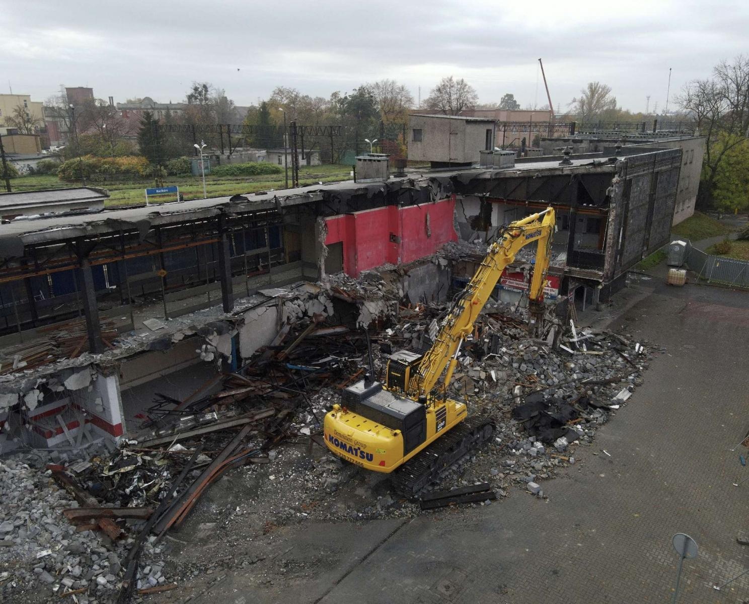 Zdjęcie w galerii na portalu naszraciborz.pl: Żegnamy stary dworzec. Bryła z czasów PRL-u znika z krajobrazu wiadomości z regionu