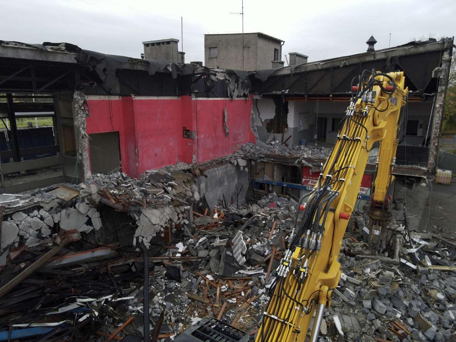 Zdjęcie w galerii na portalu naszraciborz.pl: Żegnamy stary dworzec. Bryła z czasów PRL-u znika z krajobrazu wiadomości z regionu