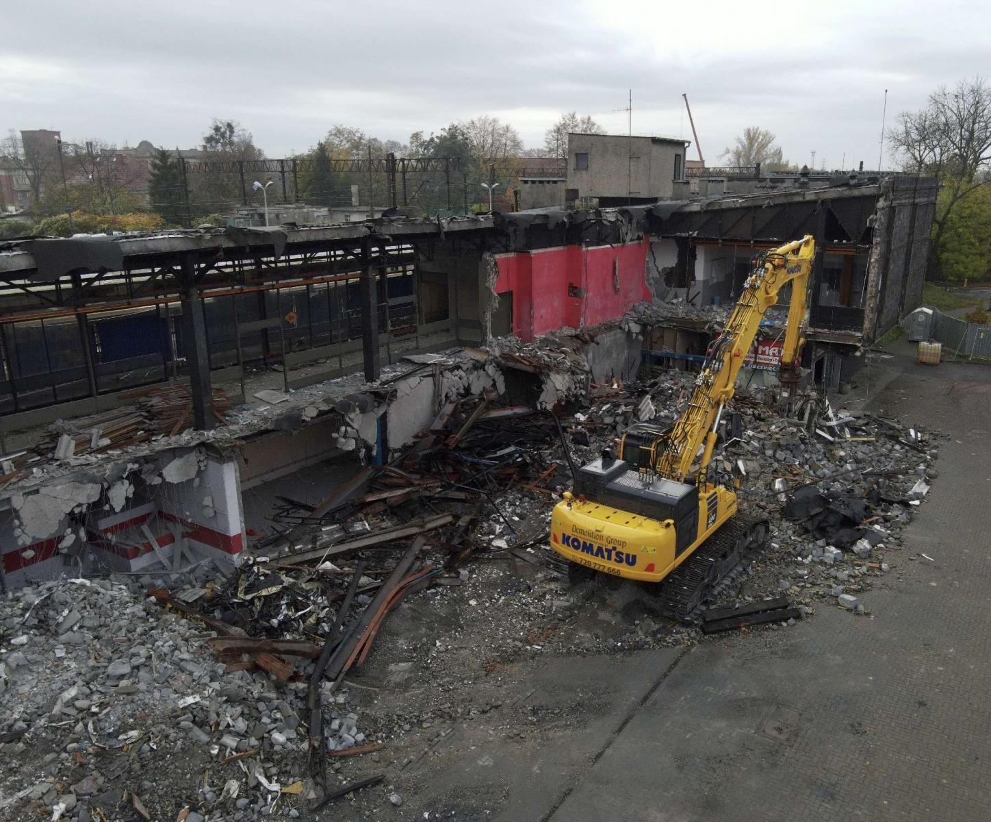 Zdjęcie w galerii na portalu naszraciborz.pl: Żegnamy stary dworzec. Bryła z czasów PRL-u znika z krajobrazu wiadomości z regionu