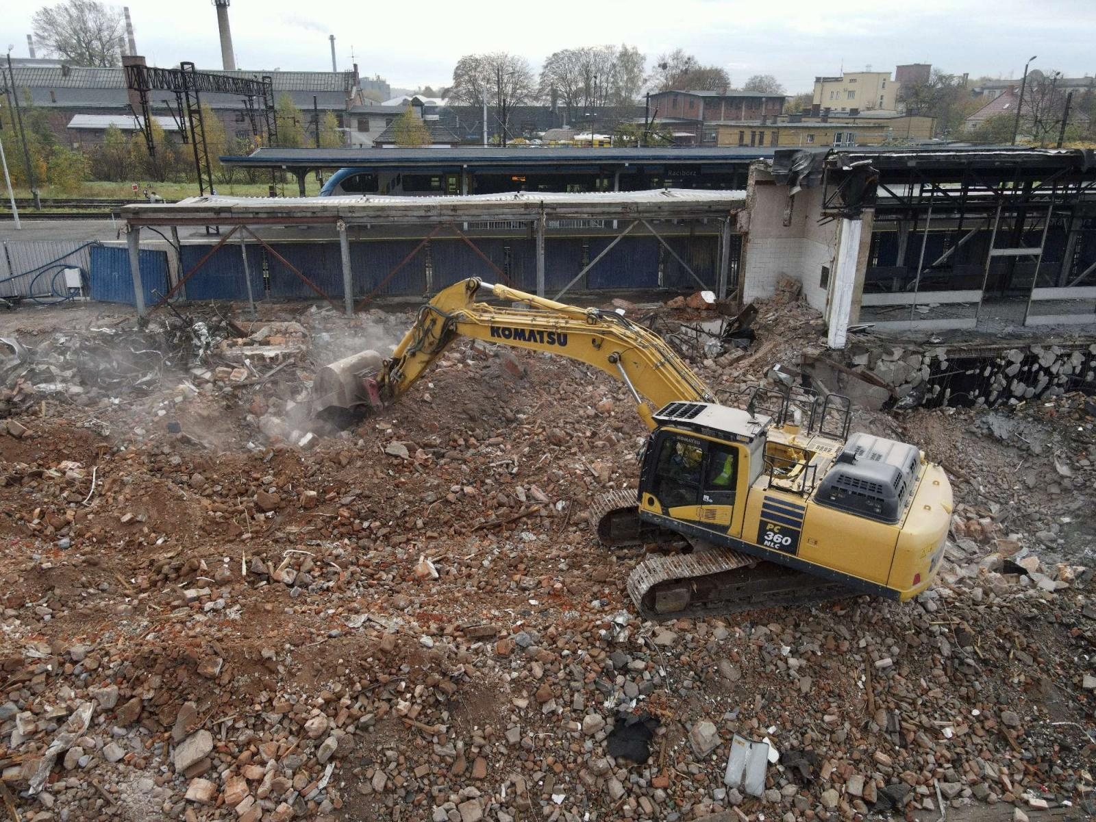 Zdjęcie w galerii na portalu naszraciborz.pl: Żegnamy stary dworzec. Bryła z czasów PRL-u znika z krajobrazu wiadomości z regionu