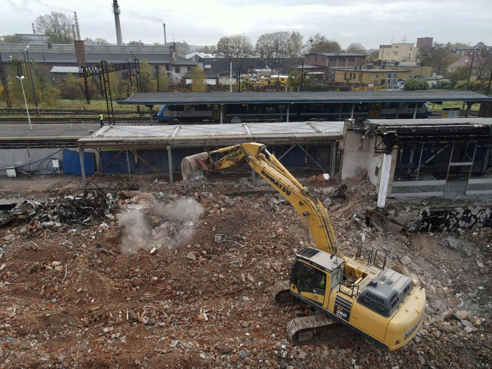 Zdjęcie w galerii na portalu naszraciborz.pl: Żegnamy stary dworzec. Bryła z czasów PRL-u znika z krajobrazu wiadomości z regionu