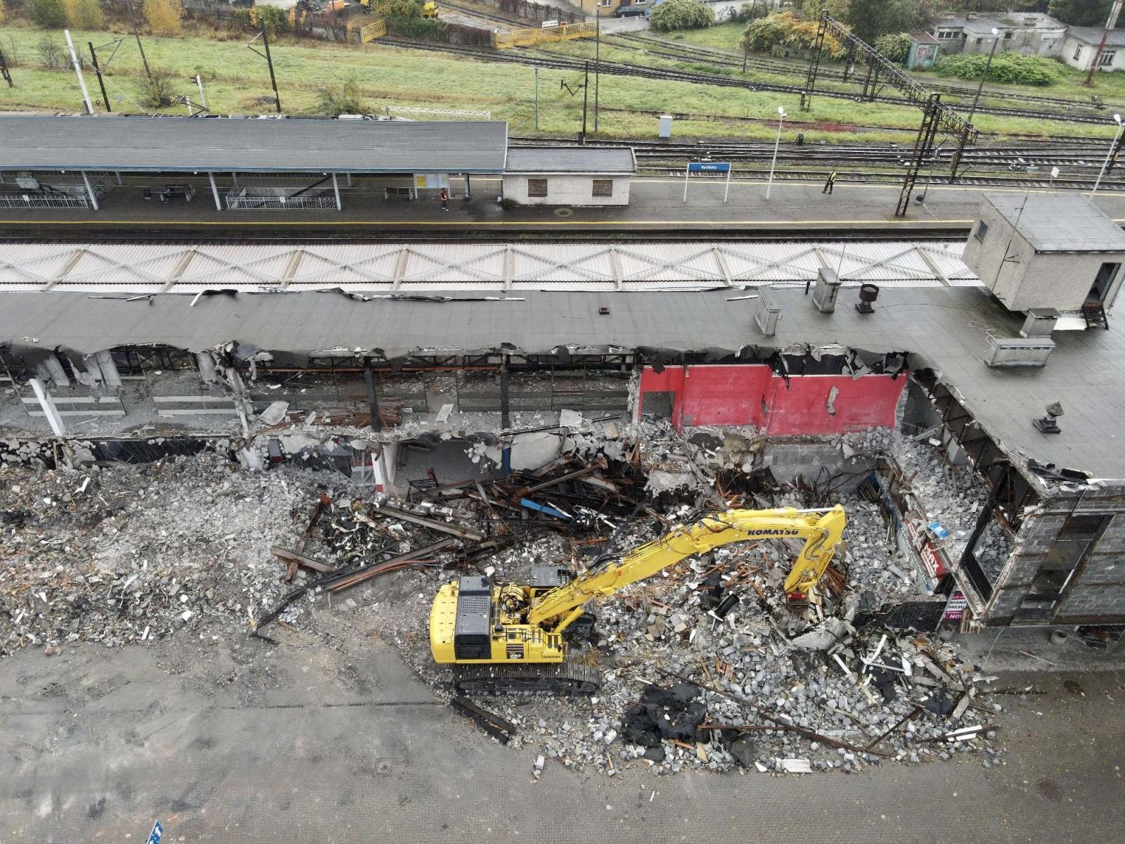 Zdjęcie w galerii na portalu naszraciborz.pl: Żegnamy stary dworzec. Bryła z czasów PRL-u znika z krajobrazu wiadomości z regionu