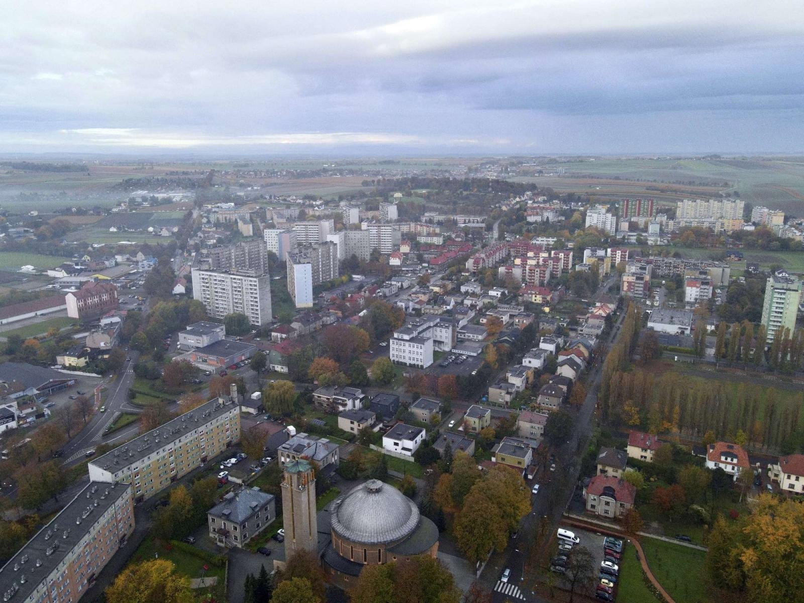 Zdjęcie w galerii na portalu naszraciborz.pl: Żegnamy stary dworzec. Bryła z czasów PRL-u znika z krajobrazu wiadomości z regionu