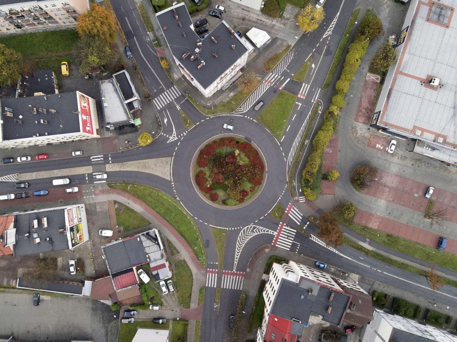 Zdjęcie w galerii na portalu naszraciborz.pl: Żegnamy stary dworzec. Bryła z czasów PRL-u znika z krajobrazu wiadomości z regionu
