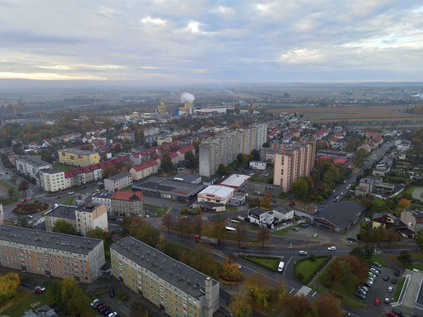 Zdjęcie w galerii na portalu naszraciborz.pl: Żegnamy stary dworzec. Bryła z czasów PRL-u znika z krajobrazu wiadomości z regionu