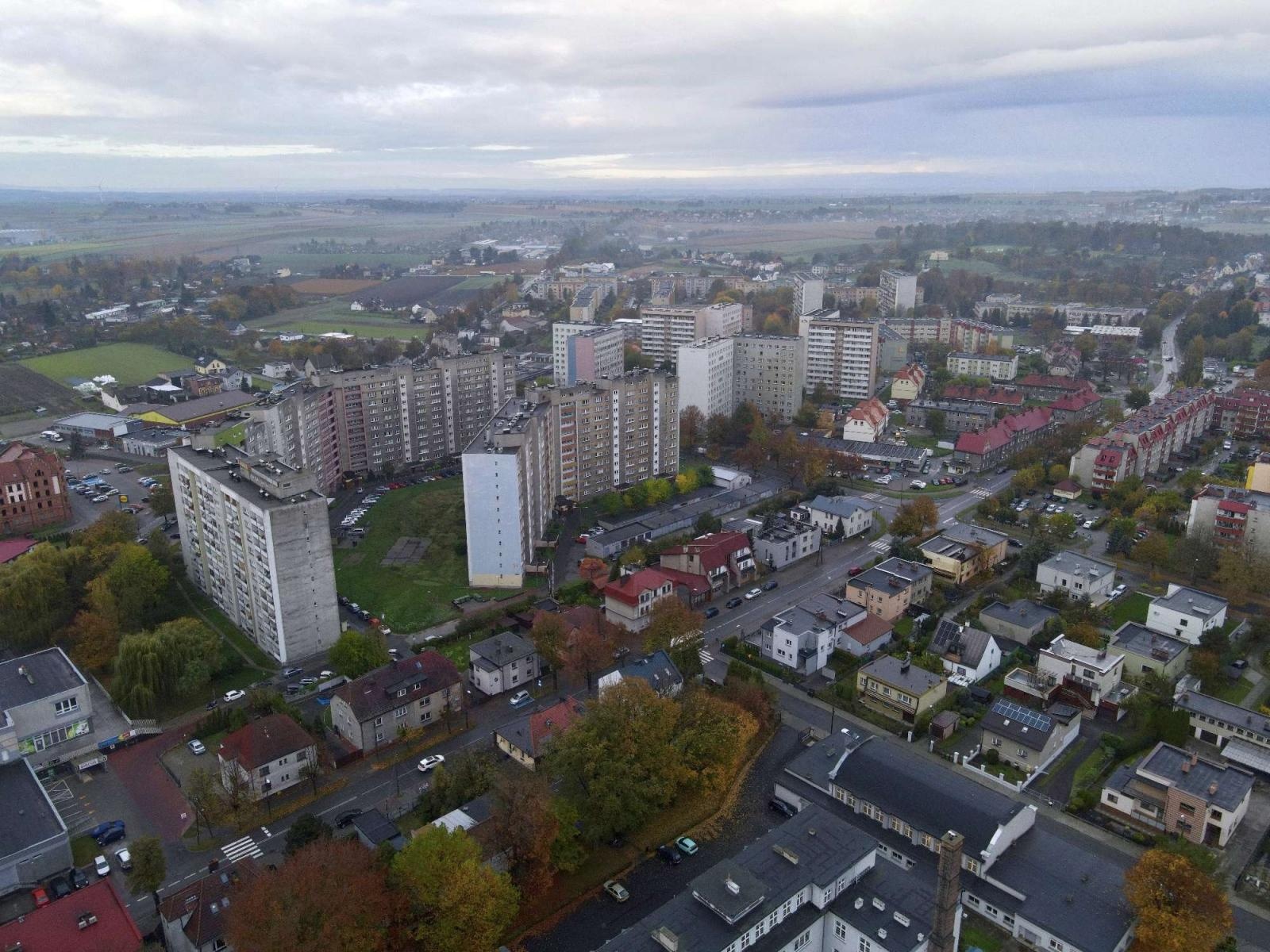 Zdjęcie w galerii na portalu naszraciborz.pl: Żegnamy stary dworzec. Bryła z czasów PRL-u znika z krajobrazu wiadomości z regionu
