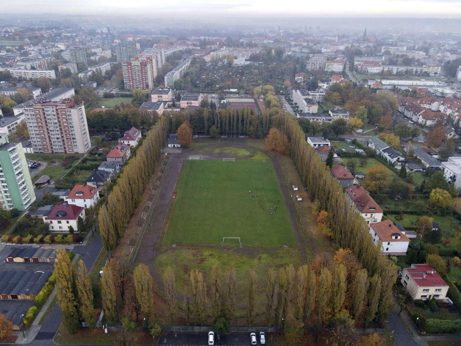 Zdjęcie w galerii na portalu naszraciborz.pl: Żegnamy stary dworzec. Bryła z czasów PRL-u znika z krajobrazu wiadomości z regionu