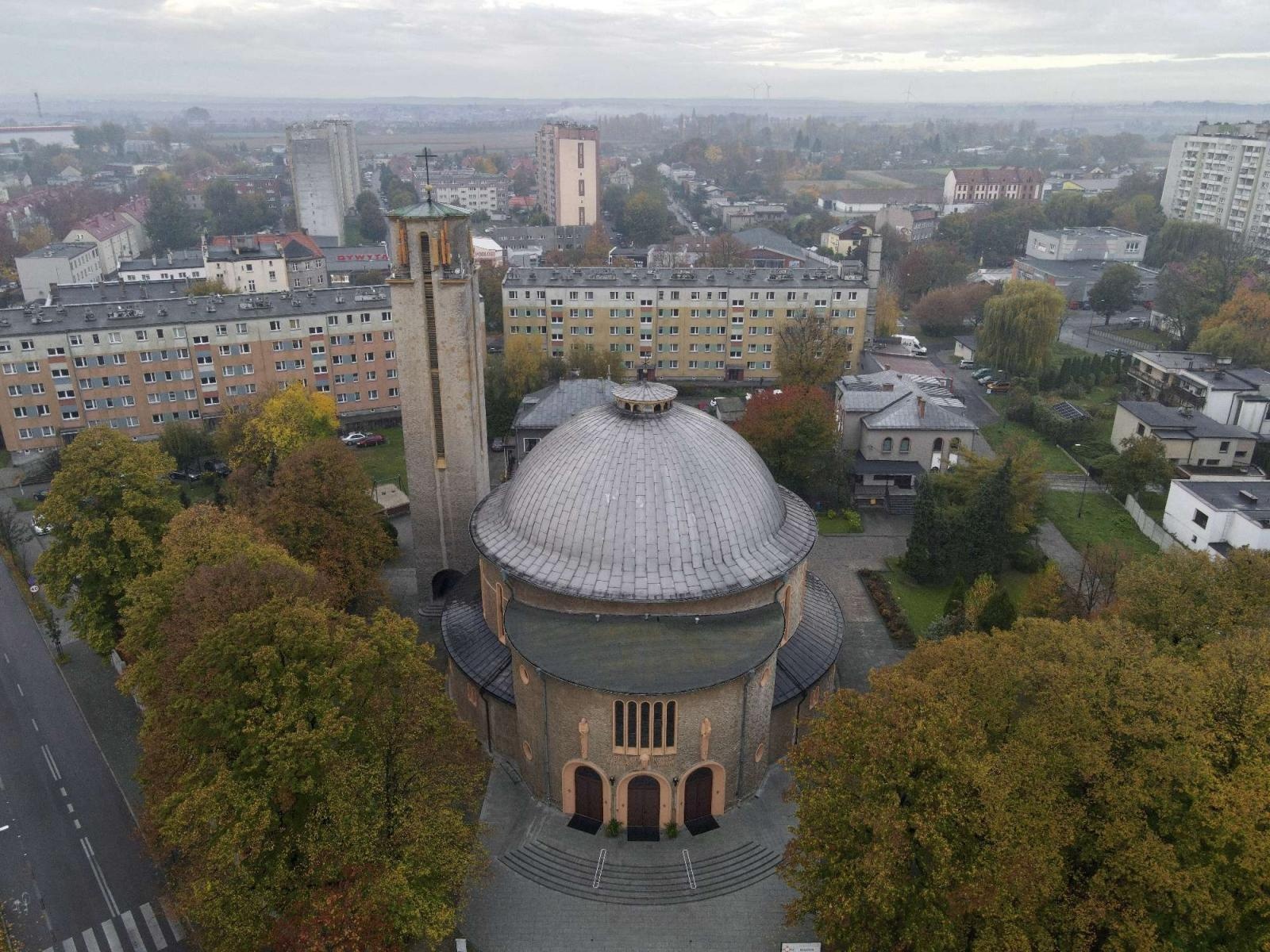 Zdjęcie w galerii na portalu naszraciborz.pl: Żegnamy stary dworzec. Bryła z czasów PRL-u znika z krajobrazu wiadomości z regionu