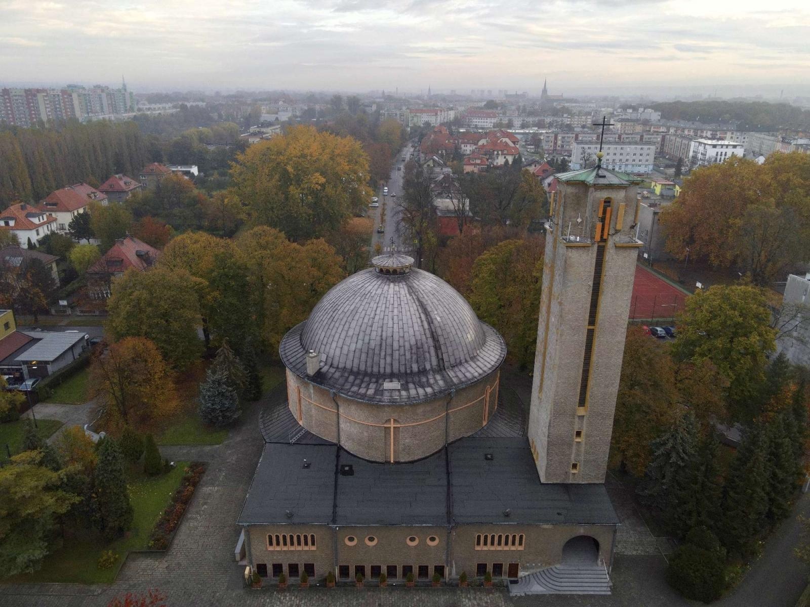 Zdjęcie w galerii na portalu naszraciborz.pl: Żegnamy stary dworzec. Bryła z czasów PRL-u znika z krajobrazu wiadomości z regionu