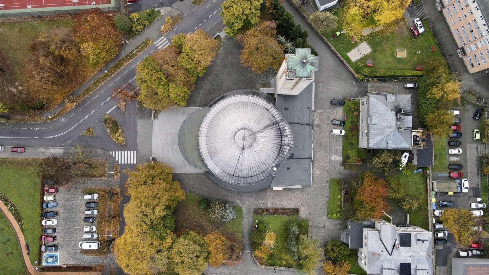 Zdjęcie w galerii na portalu naszraciborz.pl: Żegnamy stary dworzec. Bryła z czasów PRL-u znika z krajobrazu wiadomości z regionu