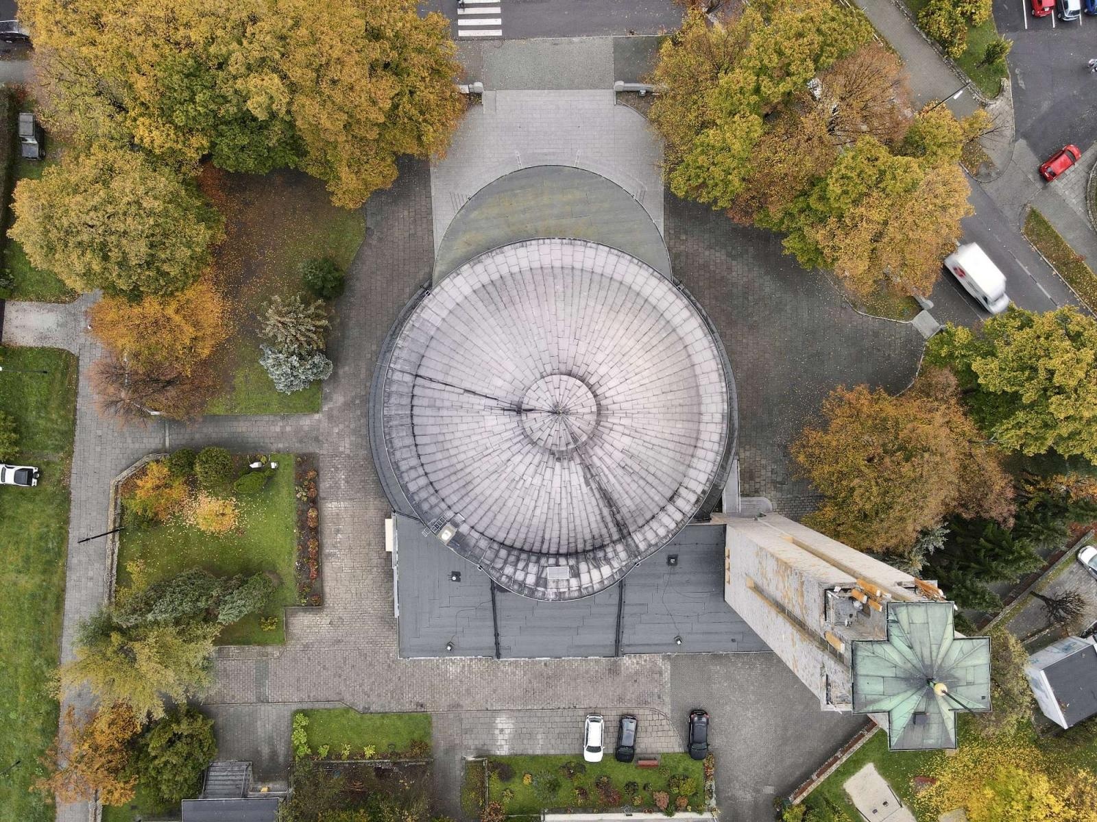 Zdjęcie w galerii na portalu naszraciborz.pl: Żegnamy stary dworzec. Bryła z czasów PRL-u znika z krajobrazu wiadomości z regionu