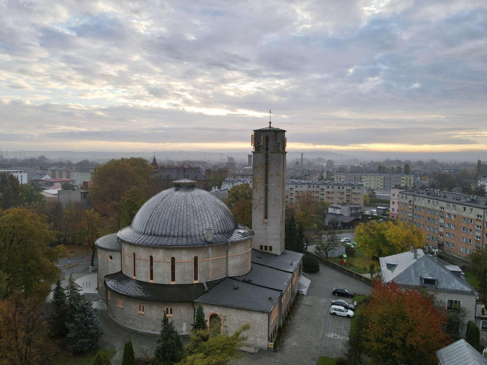 Zdjęcie w galerii na portalu naszraciborz.pl: Żegnamy stary dworzec. Bryła z czasów PRL-u znika z krajobrazu wiadomości z regionu