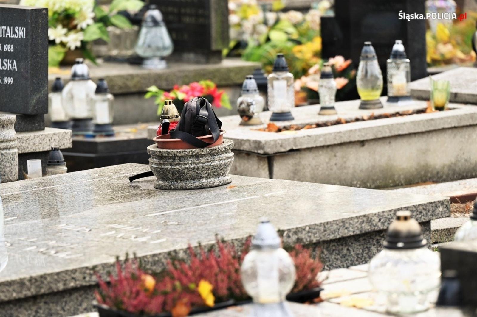Zdjęcie w galerii na portalu naszraciborz.pl: Okazja czyni złodzieja. Policja pokazała jak na cmentarzach widzą nas przestępcy [FOTO] wiadomości z regionu