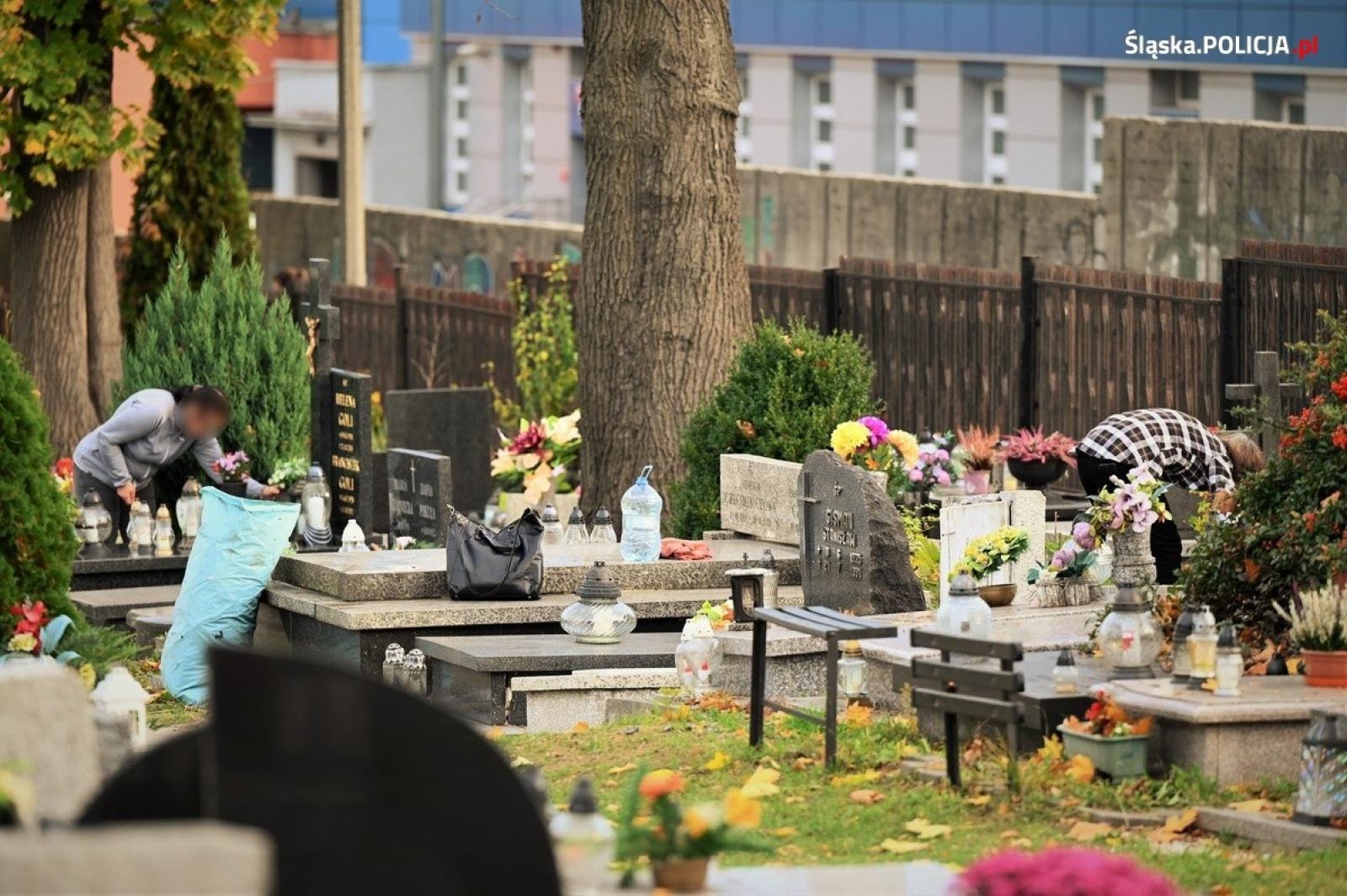 Zdjęcie w galerii na portalu naszraciborz.pl: Okazja czyni złodzieja. Policja pokazała jak na cmentarzach widzą nas przestępcy [FOTO] wiadomości z regionu