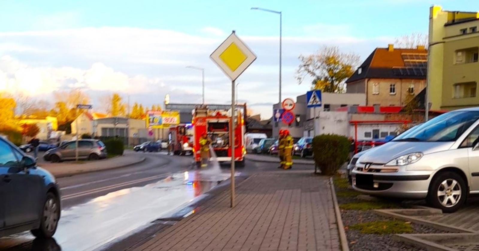 Zdjęcie w galerii na portalu naszraciborz.pl: Raport 998. Gigantyczna plama oleju na ulicach miasta wiadomości z regionu