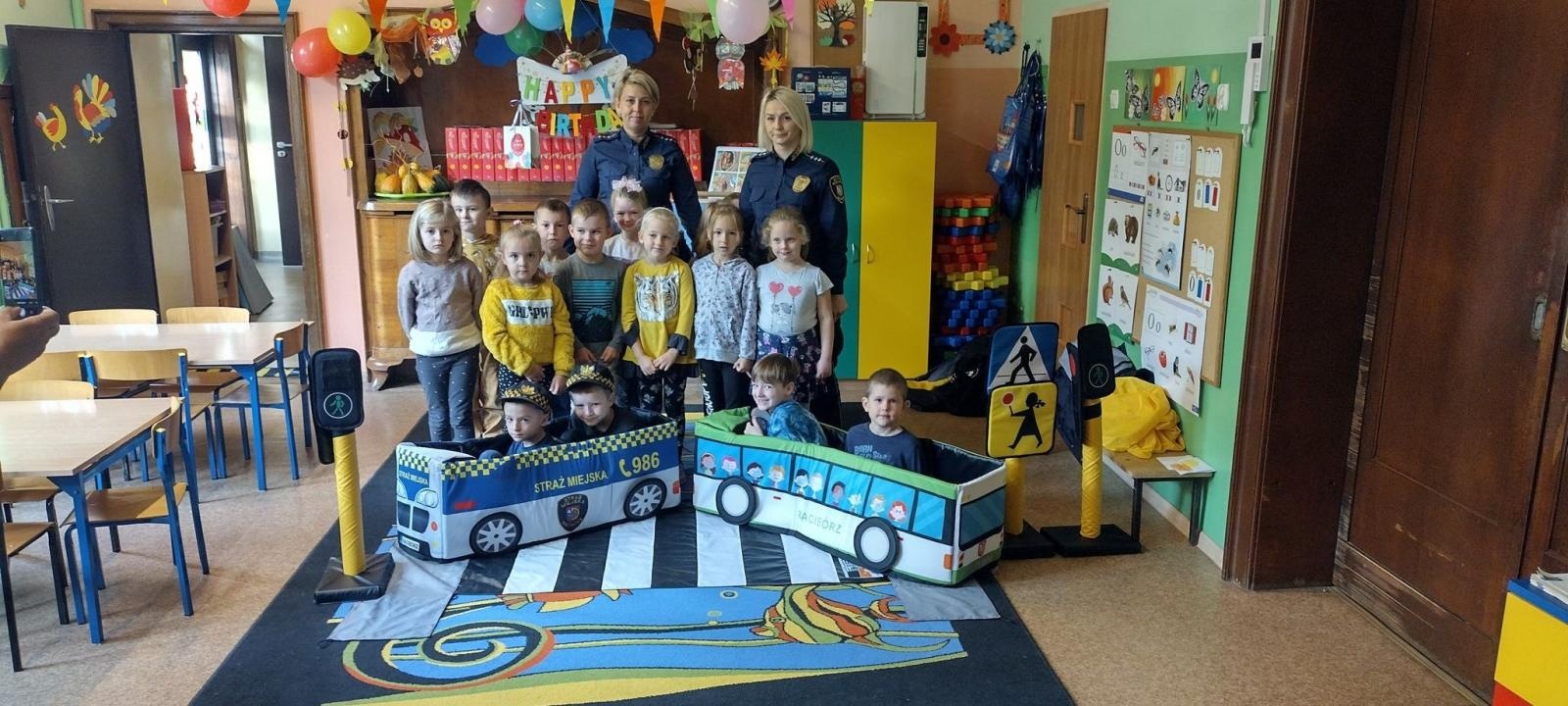 Zdjęcie w galerii na portalu naszraciborz.pl: By droga do szkoły była bezpieczna. Strażnicy miejscy edukują najmłodszych wiadomości z regionu