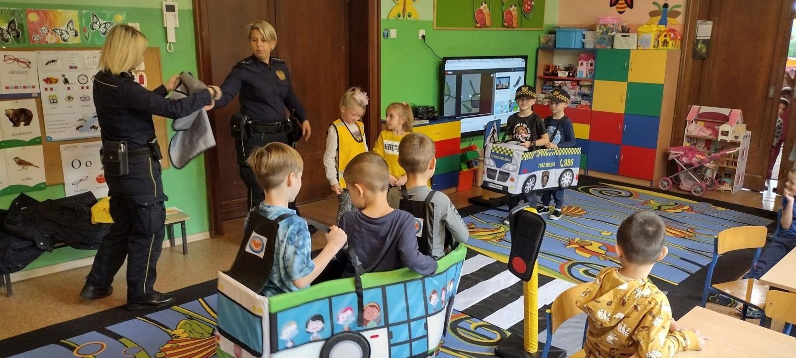 Zdjęcie w galerii na portalu naszraciborz.pl: By droga do szkoły była bezpieczna. Strażnicy miejscy edukują najmłodszych wiadomości z regionu