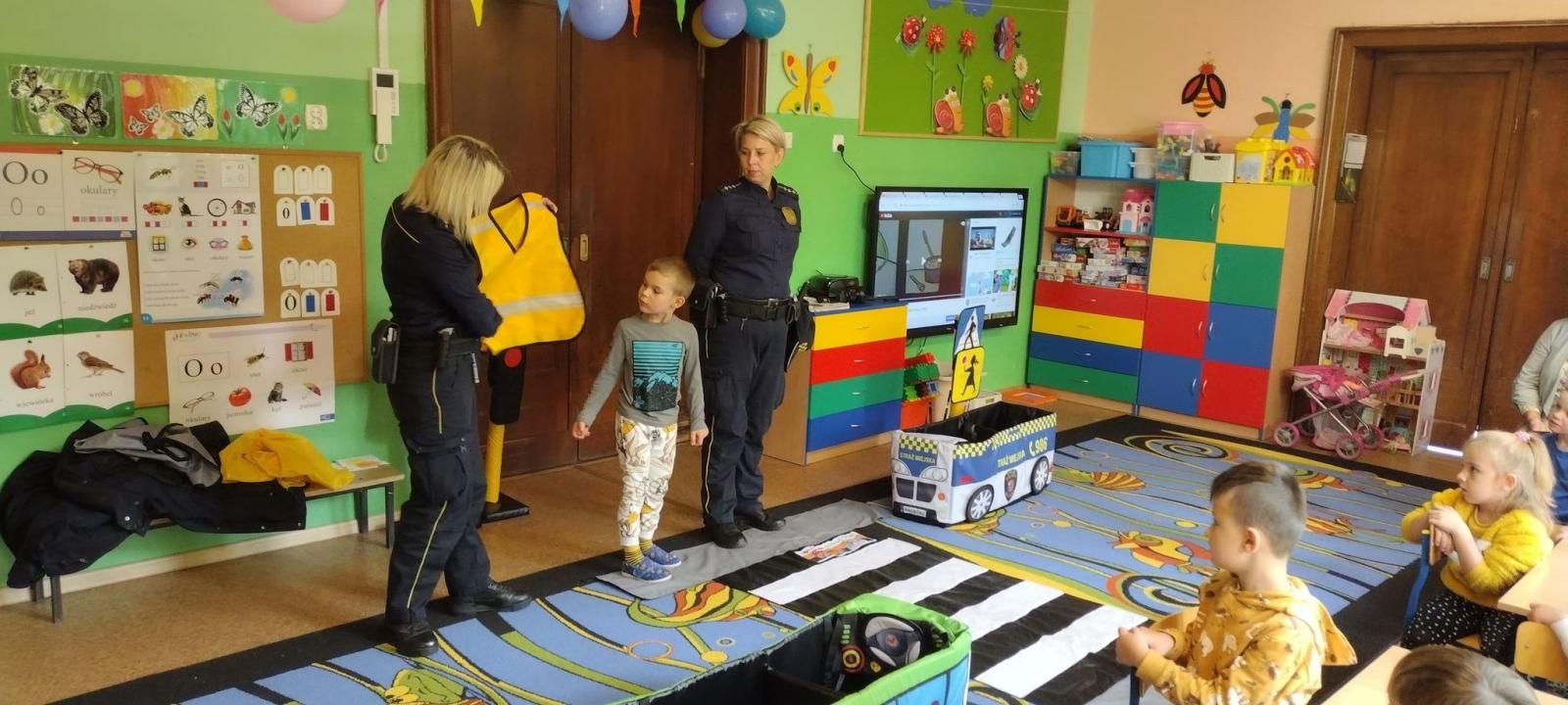 Zdjęcie w galerii na portalu naszraciborz.pl: By droga do szkoły była bezpieczna. Strażnicy miejscy edukują najmłodszych wiadomości z regionu