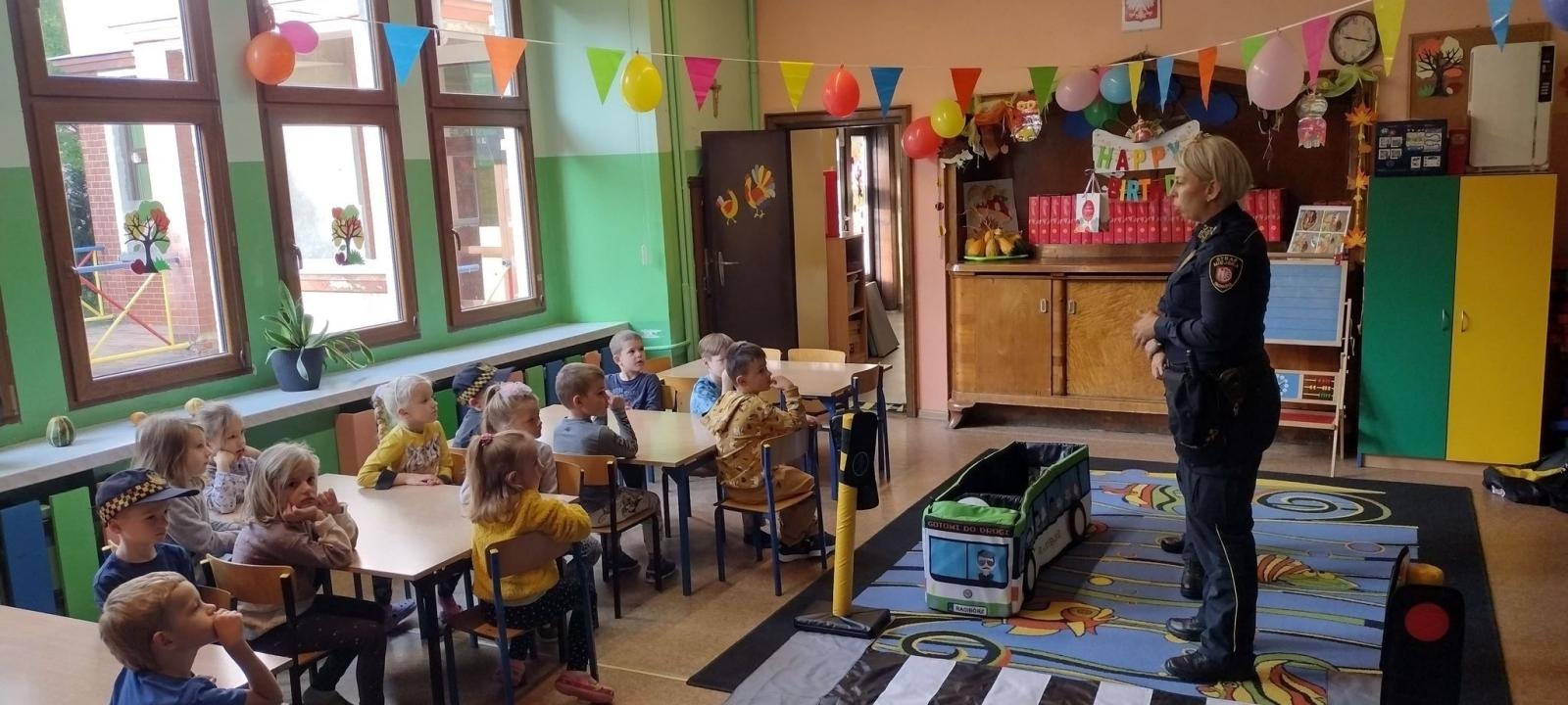 Zdjęcie w galerii na portalu naszraciborz.pl: By droga do szkoły była bezpieczna. Strażnicy miejscy edukują najmłodszych wiadomości z regionu