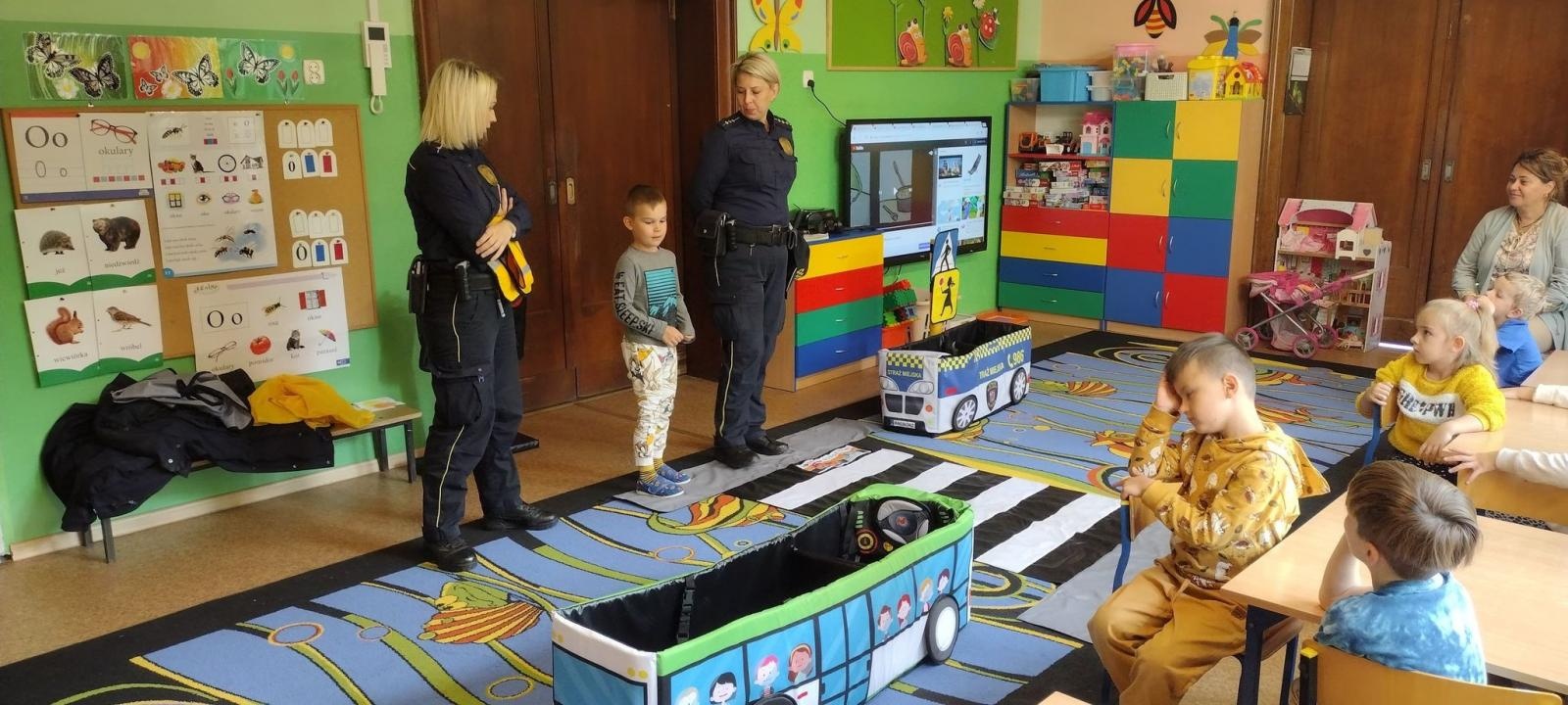 Zdjęcie w galerii na portalu naszraciborz.pl: By droga do szkoły była bezpieczna. Strażnicy miejscy edukują najmłodszych wiadomości z regionu