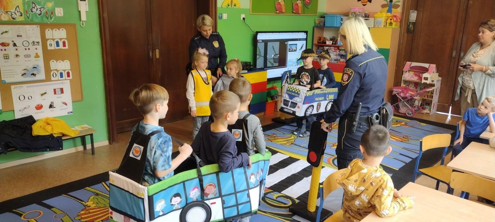 Zdjęcie w galerii na portalu naszraciborz.pl: By droga do szkoły była bezpieczna. Strażnicy miejscy edukują najmłodszych wiadomości z regionu