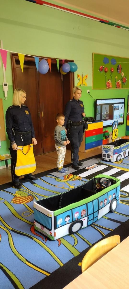Zdjęcie w galerii na portalu naszraciborz.pl: By droga do szkoły była bezpieczna. Strażnicy miejscy edukują najmłodszych wiadomości z regionu