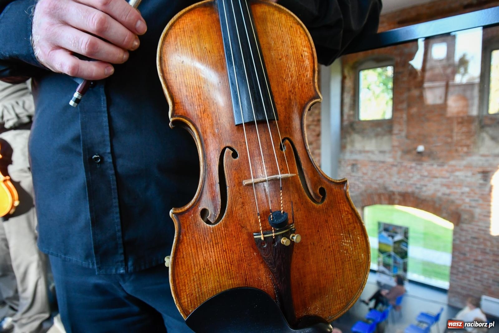 Zdjęcie w galerii na portalu naszraciborz.pl: Tworków. Zamkowa wozownia stała się małą filharmonią [FOTO i WIDEO] wiadomości z regionu
