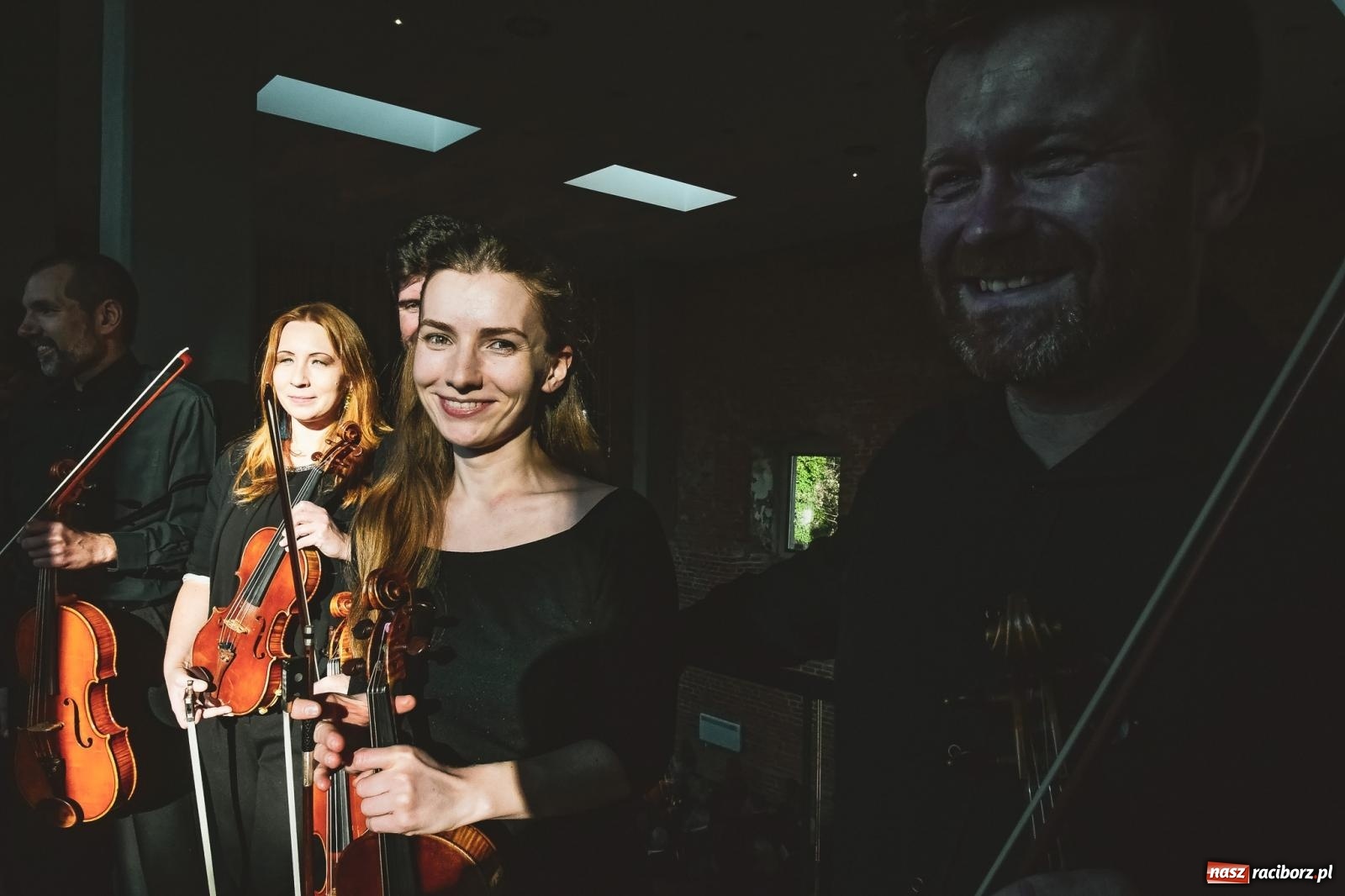 Zdjęcie w galerii na portalu naszraciborz.pl: Tworków. Zamkowa wozownia stała się małą filharmonią [FOTO i WIDEO] wiadomości z regionu