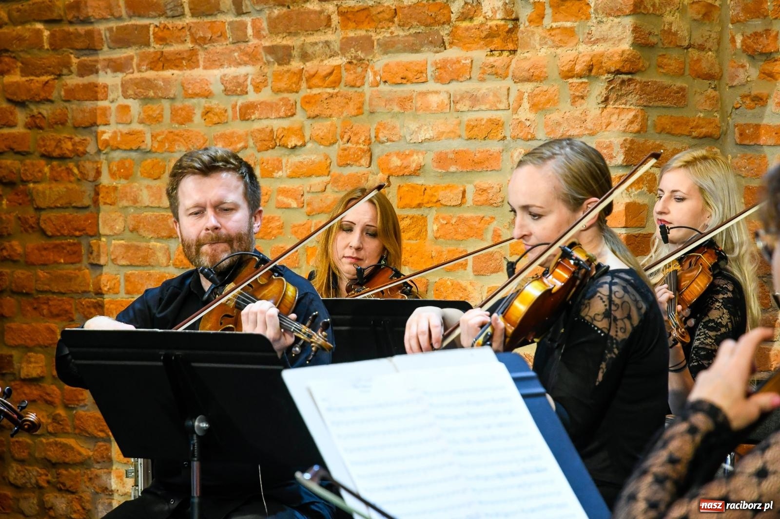 Zdjęcie w galerii na portalu naszraciborz.pl: Tworków. Zamkowa wozownia stała się małą filharmonią [FOTO i WIDEO] wiadomości z regionu