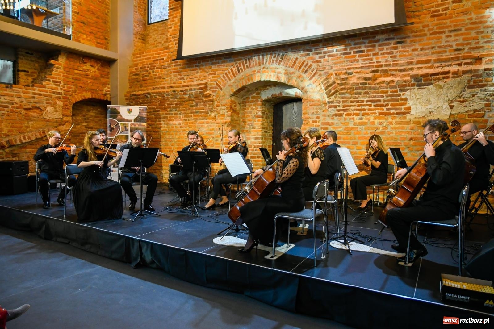 Zdjęcie w galerii na portalu naszraciborz.pl: Tworków. Zamkowa wozownia stała się małą filharmonią [FOTO i WIDEO] wiadomości z regionu